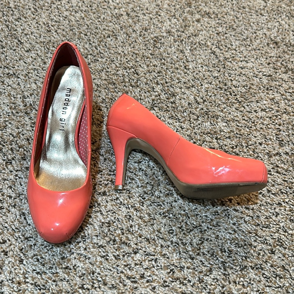 Coral/peach patent leather heels